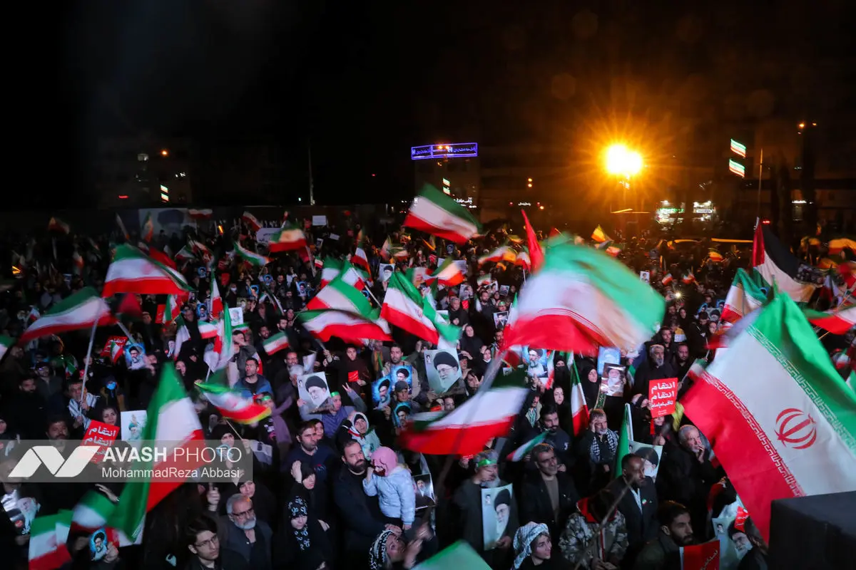 هفتمین شب تجمع مردم تهران در سوگ رهبر شهید