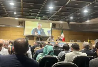 ظریف: ایران بزرگ است، خودمان را باور داشته باشیم 