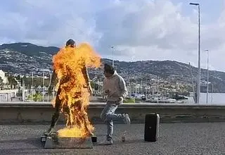 آتش زدن مجسمه رونالدو در زادگاهش!
