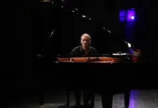 پیانو زدن فریدون ناصحی در تالار وحدت