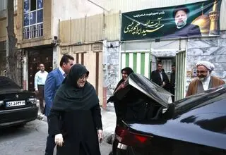 سخنگوی دولت به دیدار مادر شهید رئیسی رفت