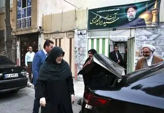 سخنگوی دولت به دیدار مادر شهید رئیسی رفت