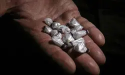 جاساز عجیب ۱۴ بسته هروئین در بدن مسافر