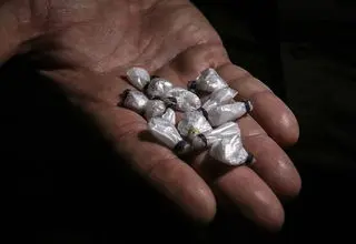 جاساز عجیب ۱۴ بسته هروئین در بدن مسافر