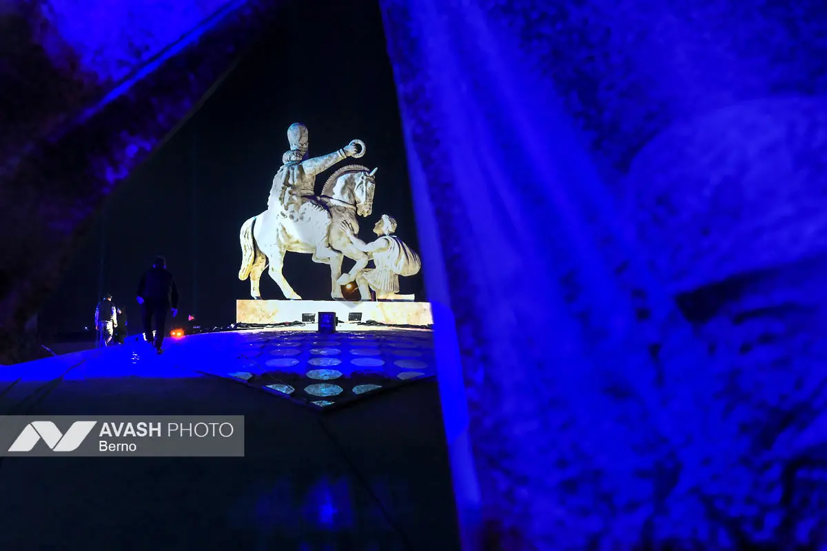 رونمایی از مجسمه «زانو زنندگان برابر ایران»