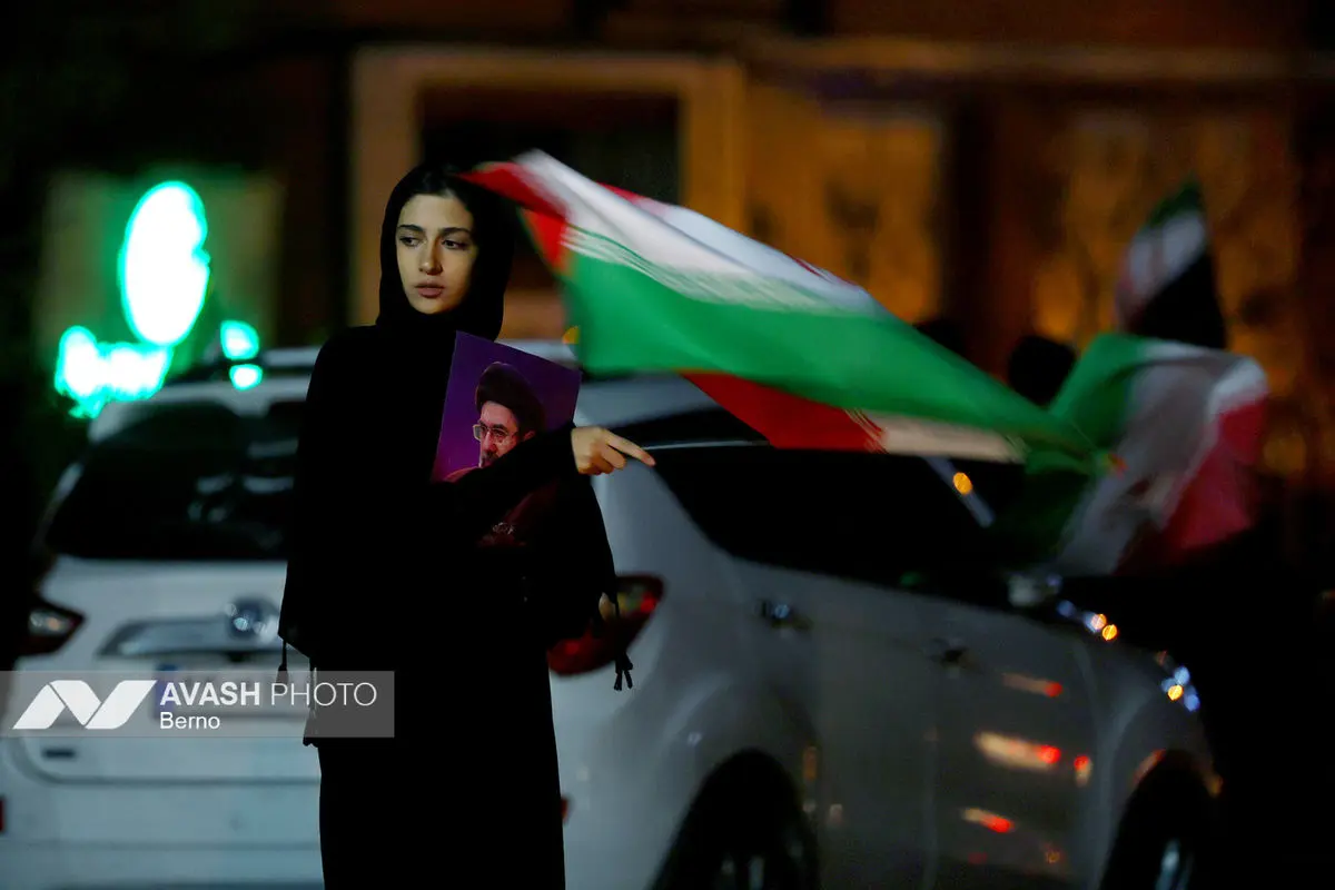 تجمع شبانه مردم در حمایت از مدافعان وطن