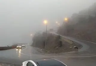 مه‌گرفتگی و باران در جاده‌های 2 استان