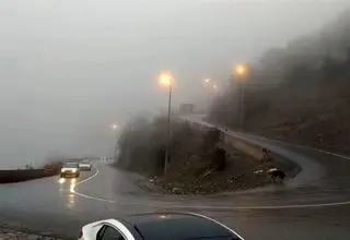 مه‌گرفتگی و باران در جاده‌های 2 استان