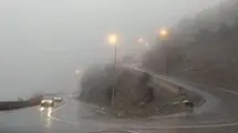 مه‌گرفتگی و باران در جاده‌های 2 استان