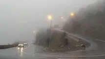 مه‌گرفتگی و باران در جاده‌های 2 استان