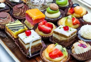 ثبات نسبی در بازار شیرینی در روزهای منتهی به یلدا؛ قیمت از ۲۰۰ تا ۳۵۰ هزار تومان