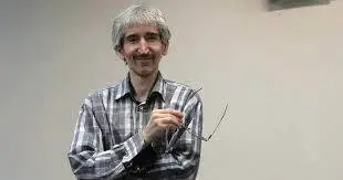 مردی با یک خودکار آبی