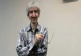 مردی با یک خودکار آبی