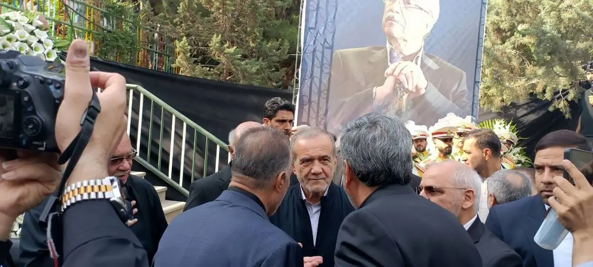 حضور سرزده پزشکیان در مراسم تشییع پیکر ناصر قفلی