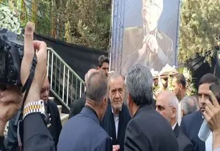 حضور سرزده پزشکیان در مراسم تشییع پیکر ناصر قفلی