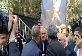 حضور سرزده پزشکیان در مراسم تشییع پیکر ناصر قفلی