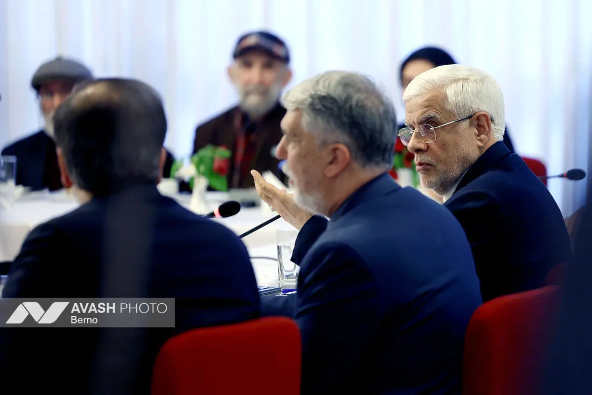 نشست جمعی از هنرمندان با معاون اول رئیس جمهور