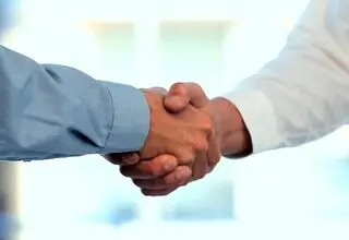 چگونه «دست دادن» شخصیتتان را لو می‌دهد؟