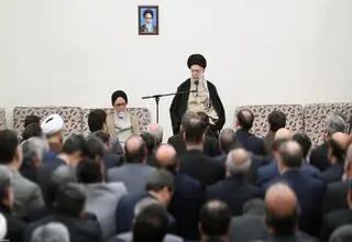رهبر انقلاب:  وزارت اطلاعات با همه دولت‌ها باید همکاری کامل داشته باشد