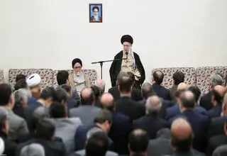 رهبر انقلاب:  وزارت اطلاعات با همه دولت‌ها باید همکاری کامل داشته باشد