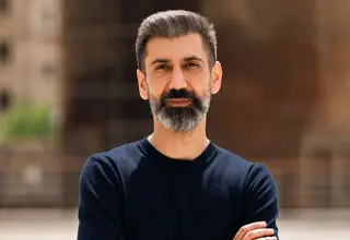نخستین تجربه کارگردانی سینا رازانی در تئاتر