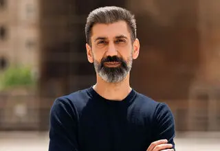 نخستین تجربه کارگردانی سینا رازانی در تئاتر
