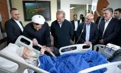 عیادت رئیس‌جمهور از آیت‌الله نوری همدانی در قم
