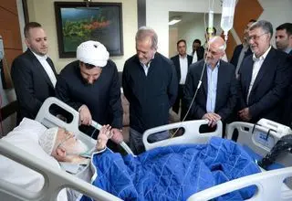 عیادت رئیس‌جمهور از آیت‌الله نوری همدانی 
