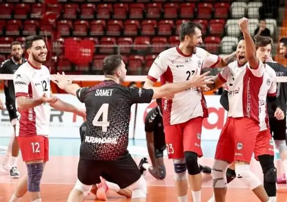 همای سعادت بالای سر لژیونرها