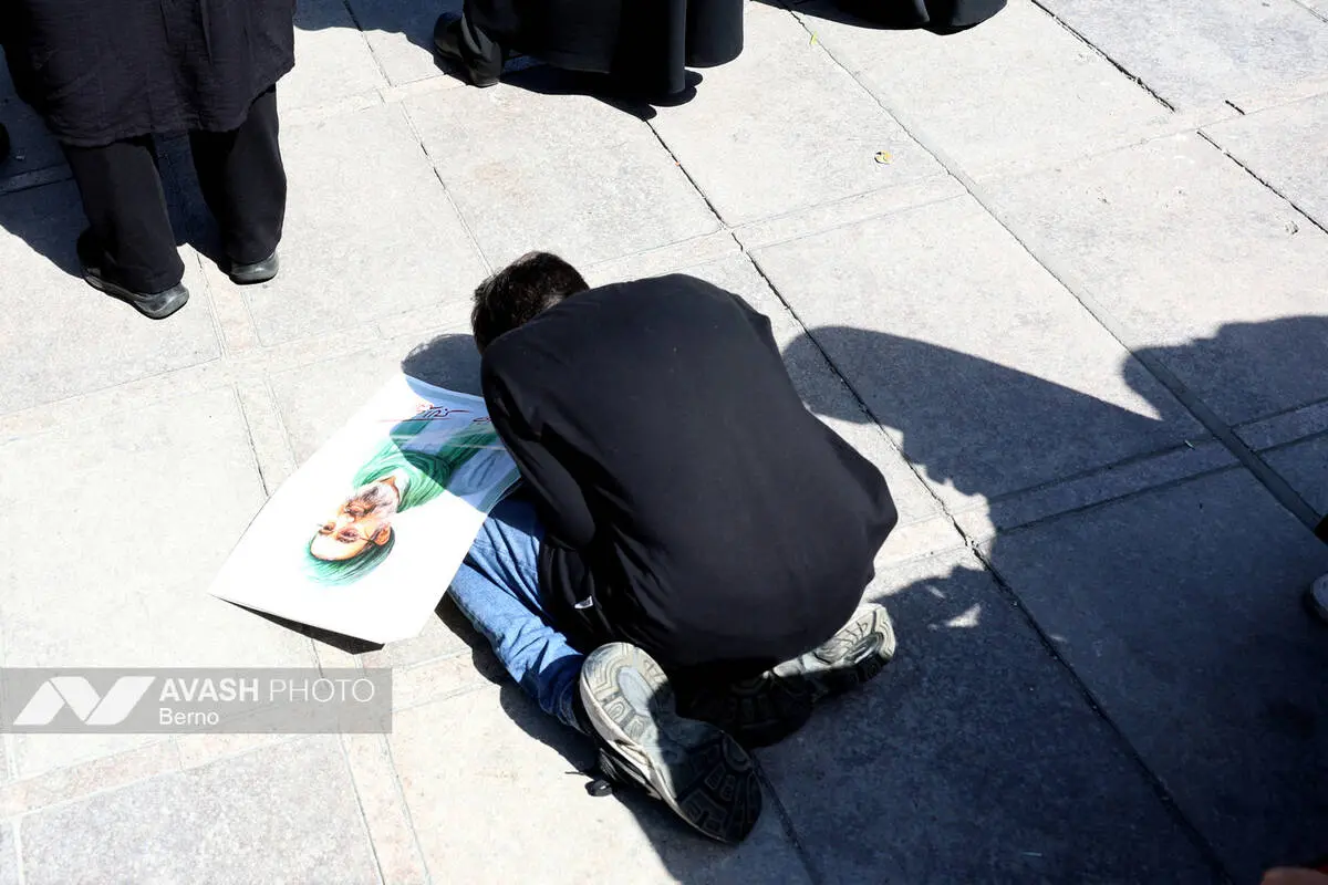 ورود خودروی حامل پیکر رهبر شهید انقلاب به مسیر تشییع + ببینید 