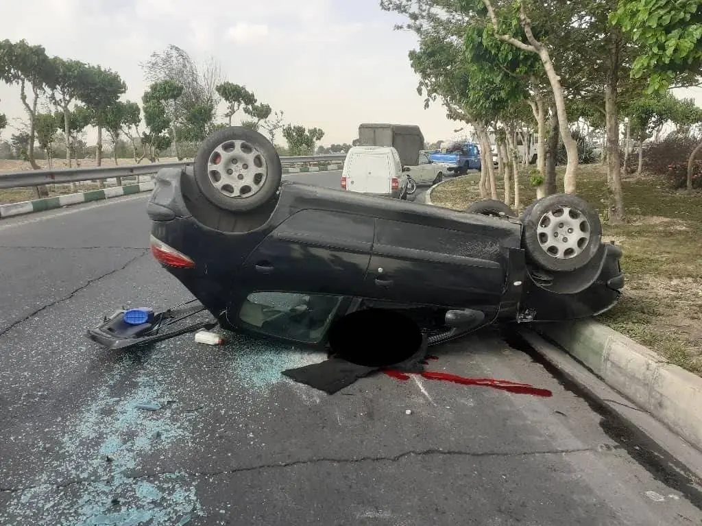 واژگونی مرگبار پژو ۲۰۶ در بزرگراه تهران–قم 