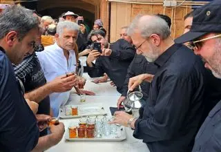 حضور لاریجانی در مسیر اربعین و دیدار با زوار
