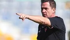 لباس تیم ملی هاکی روی یخ بر تن سرمربی برزیلی پرسپولیس+عکس