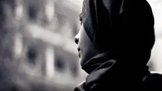 رسوایی دختر جوان در باغ خانوادگی لویزان