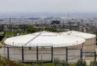 سوختن مشتقات نفتی در اطراف انبار نفت شهران دود سیاه ایجاد کرد