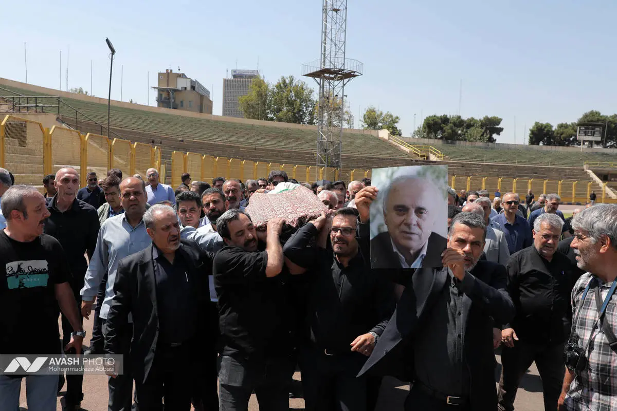 پیکر مصطفوی روی دوش فوتبالیها تشییع شد