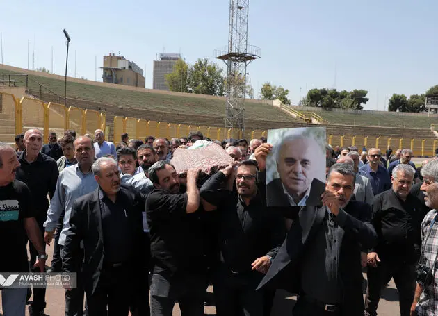 پیکر مصطفوی روی دوش فوتبالی‌ها تشییع شد