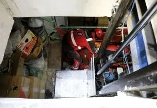 سقوط یک کارگر از ارتفاع با دستگاه بالابر