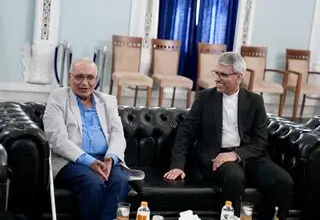 گفت‌وگوی صمیمانه سخنگوی وزارت امور خارجه و استاد هوشنگ مرادی کرمانی