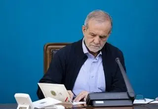 پزشکیان: آینده کشور مرهون اتحاد مردم با حافظان ایران است