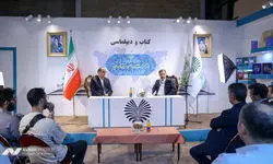  سعید خطیب زاده، معاون وزیر امور خارجه، در غرفه وزارت امورخارجه در نمایشگاه بین المللی کتاب تهران