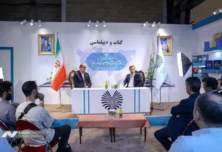  سعید خطیب زاده، معاون وزیر امور خارجه، در غرفه وزارت امورخارجه در نمایشگاه بین المللی کتاب تهران