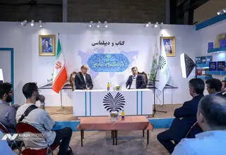  سعید خطیب زاده، معاون وزیر امور خارجه، در غرفه وزارت امورخارجه در نمایشگاه بین المللی کتاب تهران