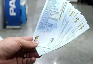 اعتراض به افزایش ۲۰ درصدی حقوق‌ها؛ اصلاحات را از خودتان شروع کنید