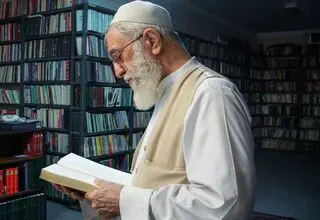 فراتر از سیاست؛ زندگی آیت‌الله خامنه‌ای در جهان شعر، رمان و ادبیات/ چهره‌ای کمتر دیده‌شده رهبر جمهوری اسلامی