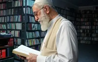 فراتر از سیاست؛ زندگی آیت‌الله خامنه‌ای در جهان شعر، رمان و ادبیات/ چهره‌ای کمتر دیده‌شده رهبر جمهوری اسلامی