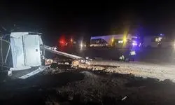 واژگونی اتوبوس و تریلی، ۴ جان باخته و ۲۰ مجروح بر جای گذاشت