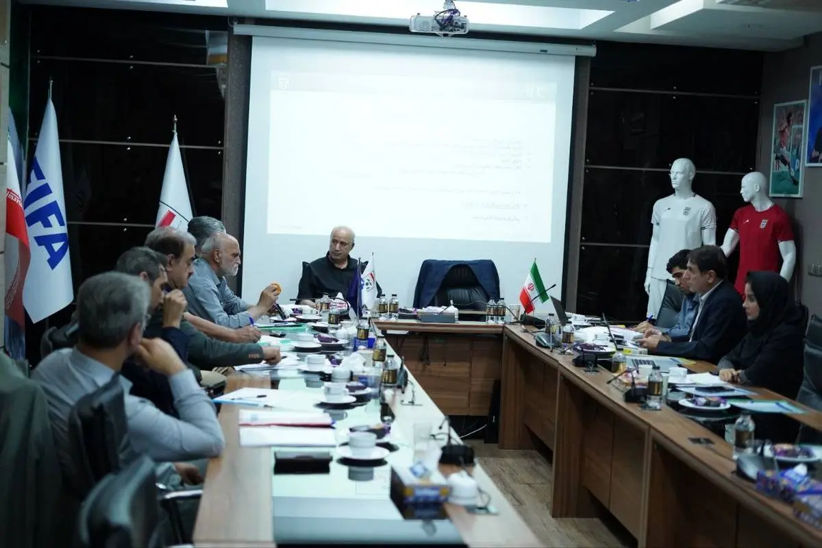 حضور تاج در جلسه ارتقا دانش مربیان فوتبال