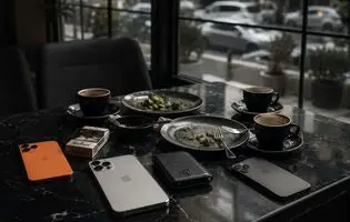از «اثر رژلب» تا «اقتصاد دوپامین»؛ چرا مردم در اوج بحران‌های اقتصادی همچنان خرج می‌کنند؟