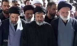 اشک‌های فرزندان رهبر (آقا سید مصطفی، سید میثم و سید مسعود) هنگام اقامه نماز بر پیکر پدر/ فیلم